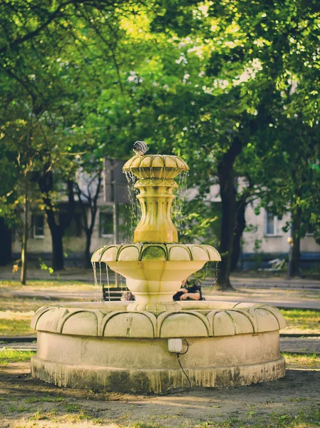 su damlama ile eski taş çeşme