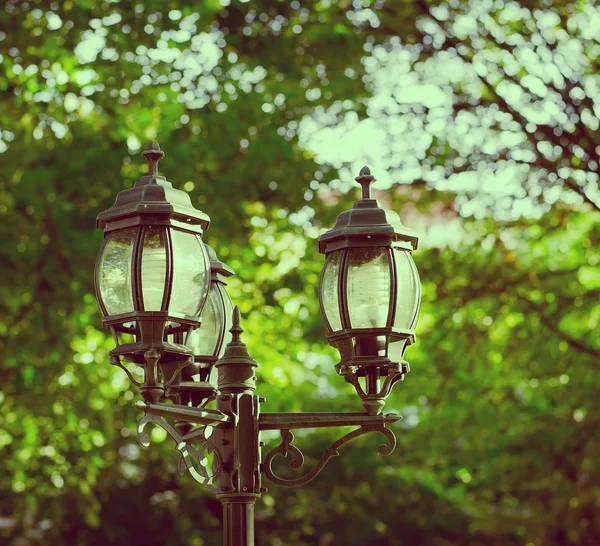 공원에 오래 된 가로등 이 있는 빈티지 스타일의 그림 — 스톡 사진