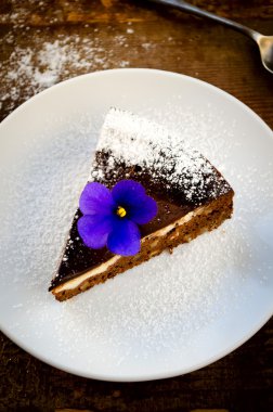 Ev yapımı çikolatalı kek krem peynir, ceviz ve çiçekler