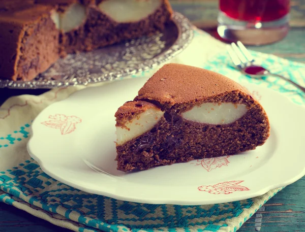 Pedazo de pastel de chocolate casero con peras — Foto de Stock