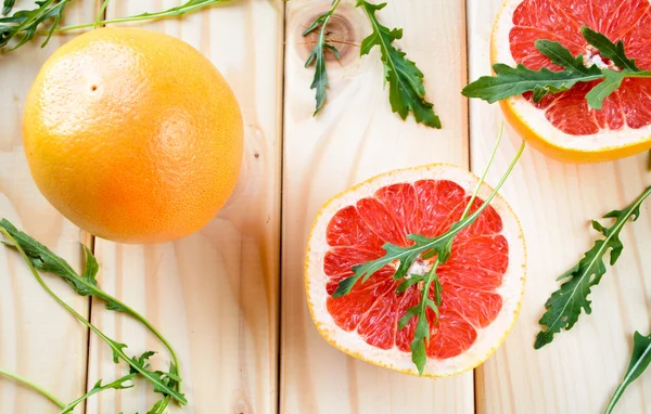 Pomelo con hojas frescas de rúcula —  Fotos de Stock