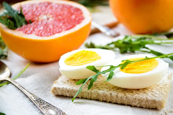 Café da manhã saudável com ovos, toranja e rúcula fresca Fotografia De Stock