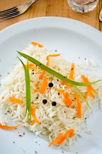 Basmatireis mit Karotten, Schnittlauch und Paprika — Stockfoto