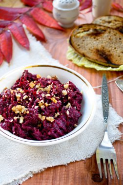 Sarımsak ve ceviz taze pancar salatası