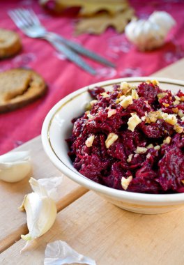 Sarımsak ve ceviz taze pancar salatası