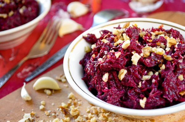 Sarımsak ve ceviz taze pancar salatası