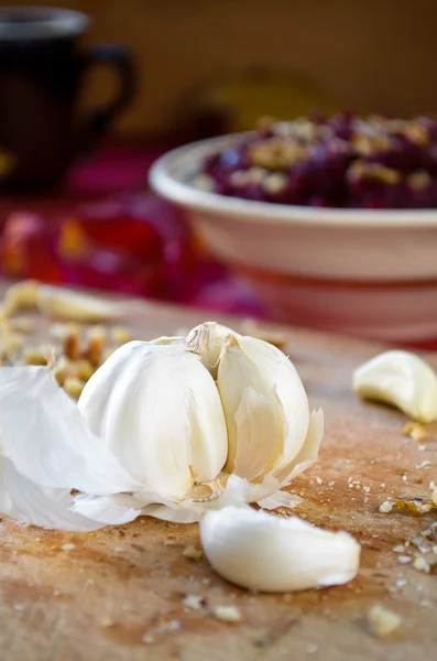 Verse bieten salade met knoflook en walnoten — Stockfoto