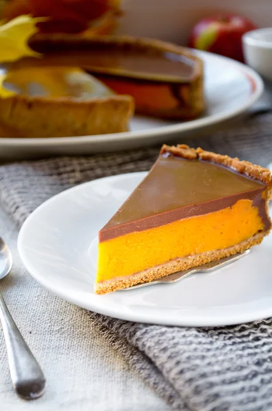 Tarte à la citrouille maison avec garniture au chocolat — Photo