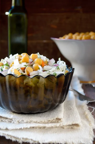 Salada verde com repolho, cebola doce e grão de bico — Fotografia de Stock