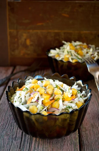 Salada verde com repolho, cebola doce e grão de bico — Fotografia de Stock