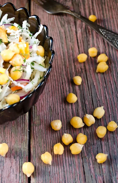 Salada verde com repolho, cebola doce e grão de bico — Fotografia de Stock