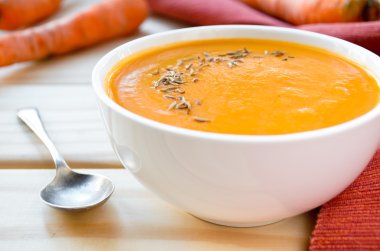 Sarımsak ve kimyon ile vejetaryen havuç kabak krem çorbası