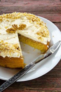 Ev yapımı kek tereyağı krema ve ceviz