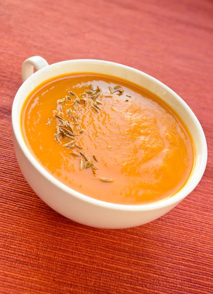 Вегетарианский суп из морковно-тыквенного крема с чесноком и тмином — стоковое фото