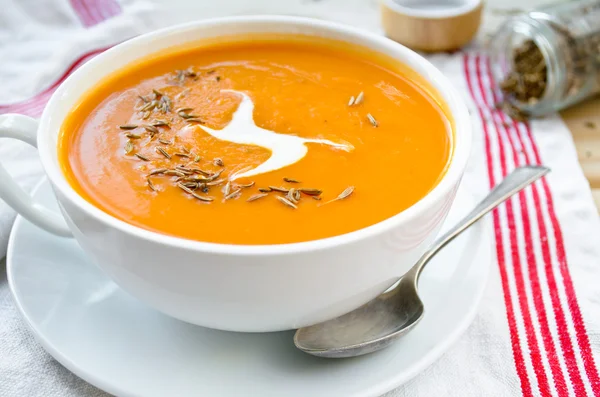 Vegetarian carrot-pumpkin cream soup with garlic and cumin — Stock Photo, Image