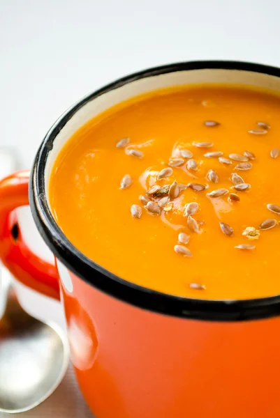 Sopa de creme de cenoura-abóbora vegetariana com sementes de linho — Fotografia de Stock