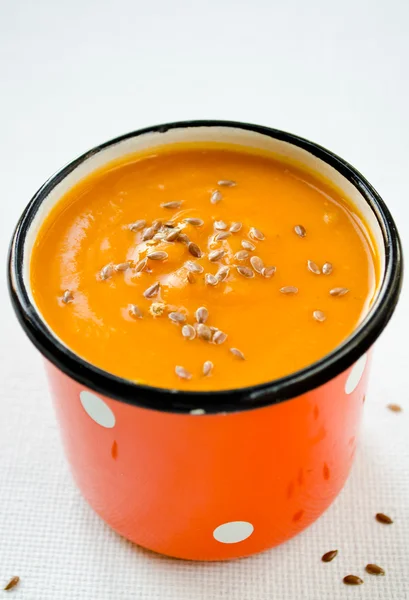 Sopa de creme de cenoura-abóbora vegetariana com sementes de linho — Fotografia de Stock