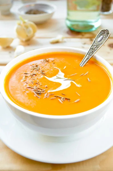 Vegetarische Karotten-Kürbis-Sahne-Suppe mit Knoblauch und Kreuzkümmel — Stockfoto