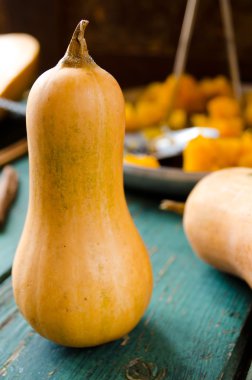 Baharatlar ve blackcurrent reçel ile pişmiş kabak