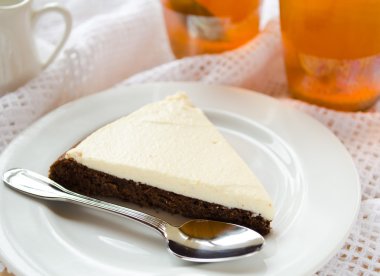 Ev yapımı çikolatalı pasta krem peynir ile