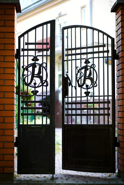 Siyah Dövme demir ve tuğla giriş kapıları