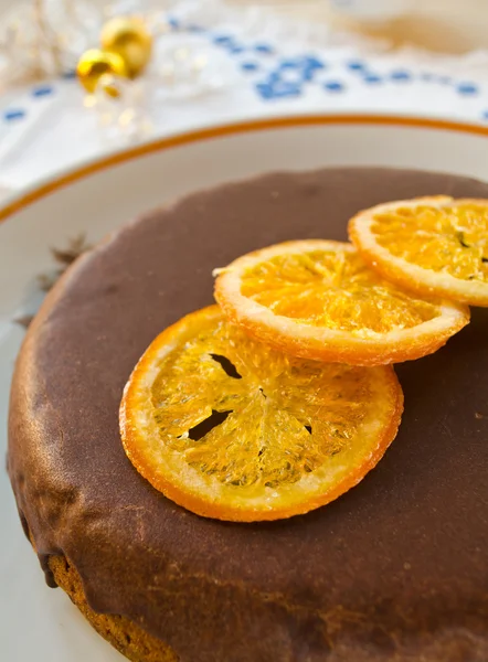 Bolo de cenoura com cobertura de chocolate e laranjas caramelizadas — Fotografia de Stock