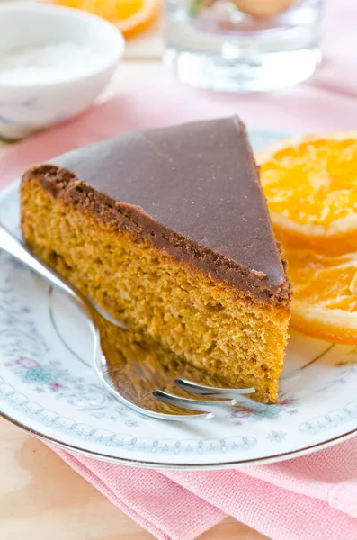 Морквяний торт з шоколадною начинкою та карамелізованими апельсинами — стокове фото