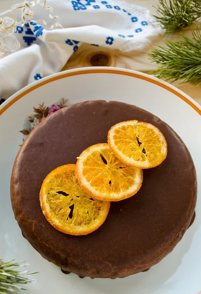 Pastel de zanahoria con cobertura de chocolate y naranjas caramelizadas — Foto de Stock