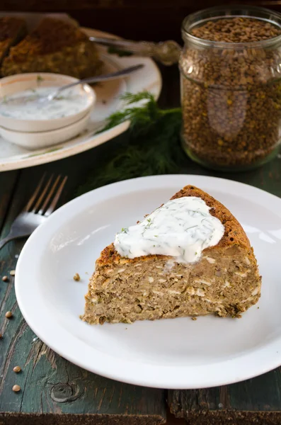 Vegetarische linze-paddestoel taart en yoghurt dip met dille — Stockfoto