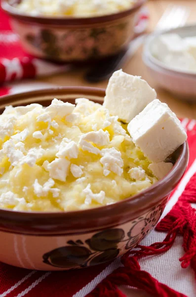 Bouillie de millet ukrainienne traditionnelle au beurre et au fromage — Photo