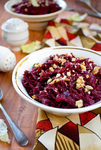 Ensalada de remolacha fresca con ajo y nueces — Foto de Stock