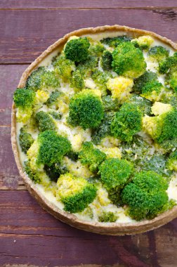 Brokoli ve peynir ile ev yapımı kiş