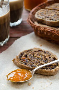 Fındık ve kuru meyve ile taze pişmiş sağlıklı tatlılar