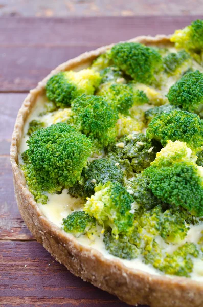 Quiche caseiro com brócolis e queijo — Fotografia de Stock