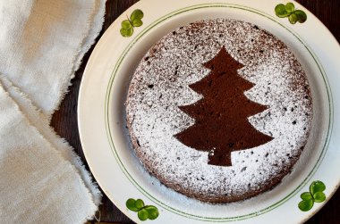 Ev yapımı çikolata Noel Kek ile pudra şekeri serpilir