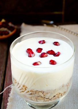 Yulaf ezmesi, Yunan yoğurt ve nar ile Healhty Kahvaltı