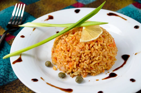 Arroz integral com alcaparras, limão, cebolinha e vinagre balsâmico — Fotografia de Stock