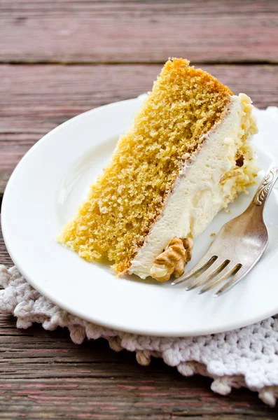 Tarta casera con crema de mantequilla y nueces — Foto de Stock