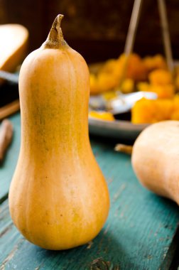 ahşap tahta üzerinde yaprakları ile sonbahar kabaklar