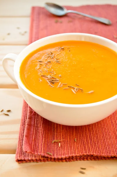 Vegetarische Karotten-Kürbis-Sahne-Suppe mit Knoblauch und Kreuzkümmel — Stockfoto