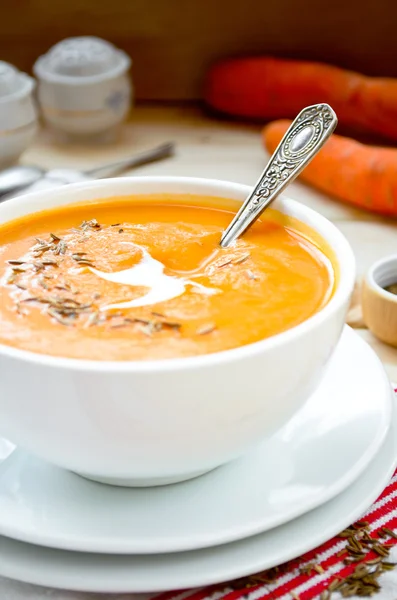 Sopa de creme de cenoura-abóbora vegetariana com alho e cominho — Fotografia de Stock