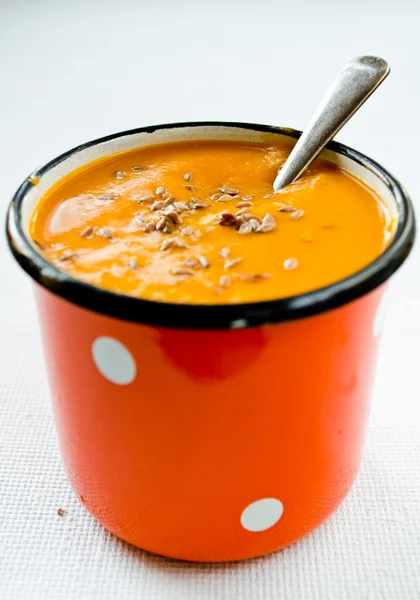 Sopa de creme de cenoura-abóbora vegetariana com sementes de linho — Fotografia de Stock