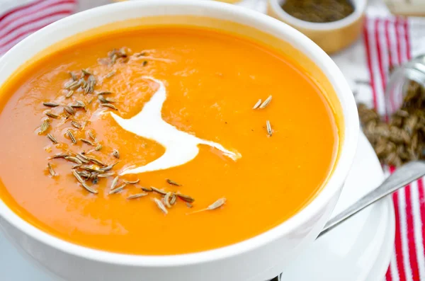 Vegetarian carrot-pumpkin cream soup with garlic and cumin — Stock Photo, Image