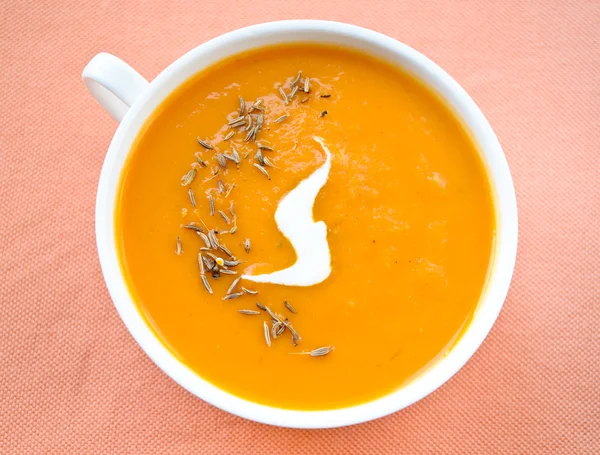 Vegetarische Karotten-Kürbis-Sahne-Suppe mit Knoblauch und Kreuzkümmel — Stockfoto