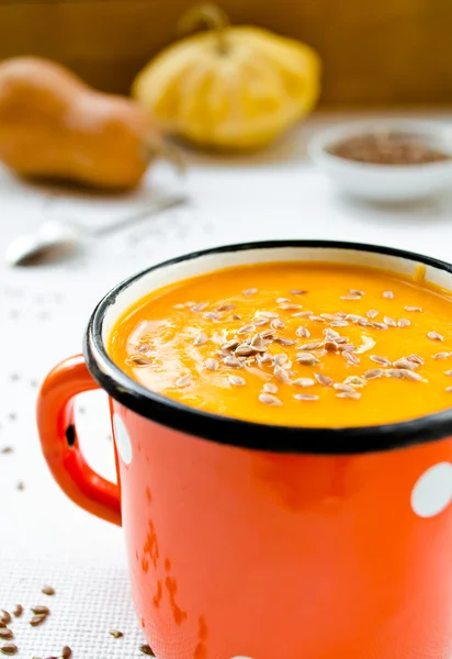 Vegetarische Karotten-Kürbis-Sahne-Suppe mit Leinsamen — Stockfoto