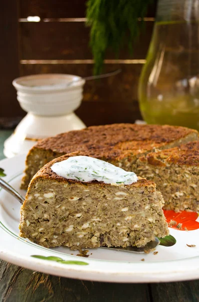 Torta de cogumelos de lentilha vegetariana e molho de iogurte com endro — Fotografia de Stock