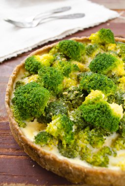 Brokoli ve peynir ile ev yapımı kiş