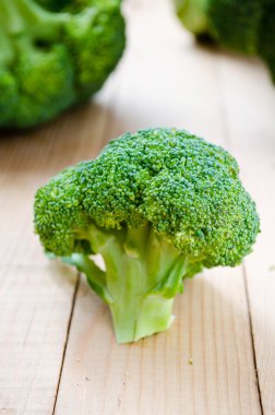 ahşap masa üzerinde ham taze yeşil brokoli