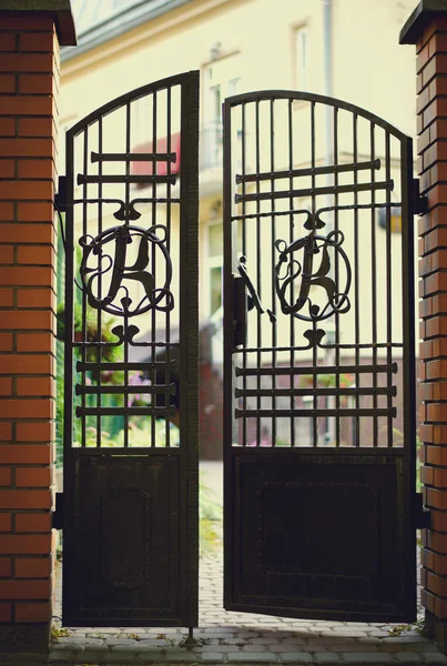 Черный кованый утюг и кирпичные входные ворота — стоковое фото