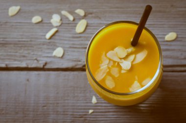 Baharatlar ve rustik masada fındık ile sağlıklı kabak smoothies